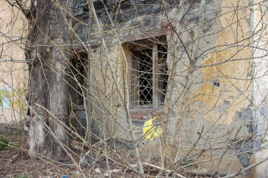tehlikeli enkaz ile pencere olmayan konut tesislerinde evde kırık cam ile eski yıkılmış bina