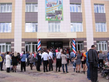 Rusya, Novosibirsk, Eylül 1, 2012: okul yakınında veliler ve birinci sınıfların büyük bir kalabalık okul yılının başında sonbaharda öğrencilerle sınıflara geldi
