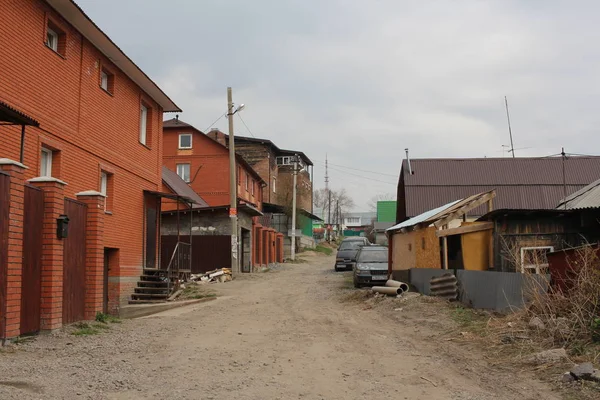 ロシア ノボシビルスク 2019年5月5日 車線近くの民間住宅の農村旅行泥道 — ストック写真