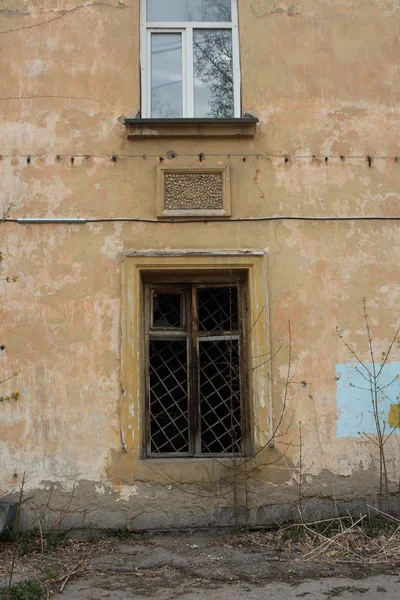 Vecchio Edificio Distrutto Con Vetri Rotti Rotti Nella Casa Locale — Foto Stock