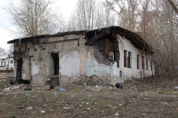 Vecchio Edificio Distrutto Con Rotto Rotto Vetro Nella Casa Locali — Foto Stock