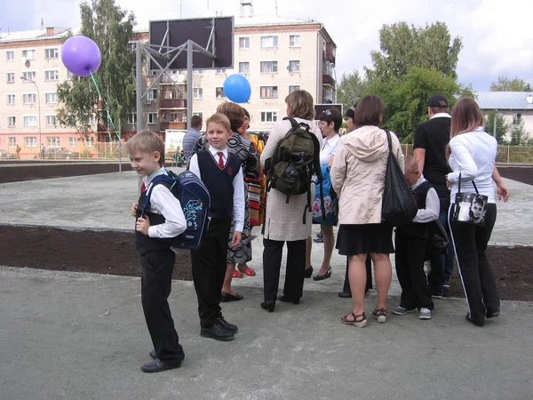 Oroszország, Novoszibirszk, szeptember 1, 2012: a nagy tömeg a szülők — Stock Fotó