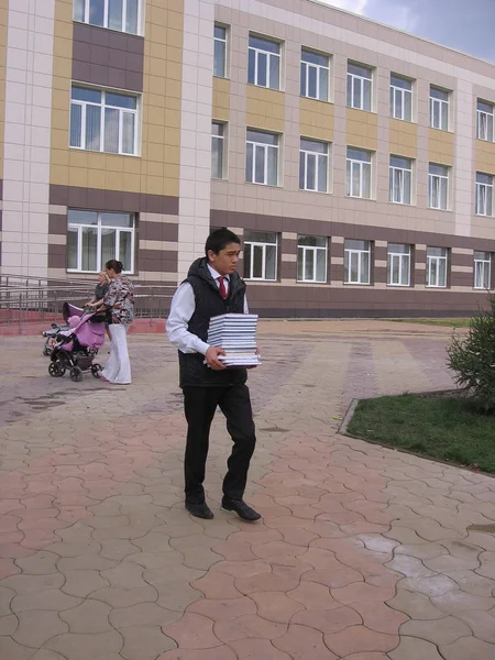 Russland Nowosibirsk September 2012 Ein Schülerjunge Trägt Einen Stapel Schulbücher — Stockfoto