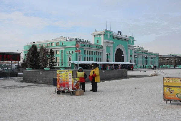 Rússia Novosibirsk Fevereiro 2019 Praça Estação Perto Estação Mulheres Comerciantes — Fotografia de Stock