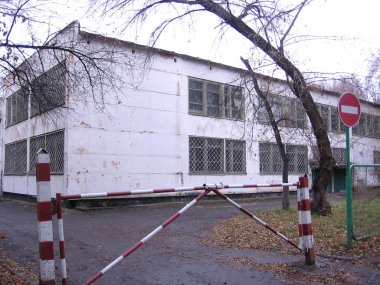 eski bina terk kırık okullar yasağı durağı işareti yakın bariyer geçerek kapalı