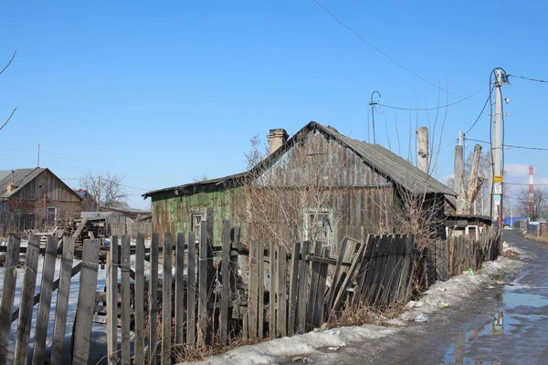 Rusland Novosibirsk Maart 2019 Een Oud Houten Huis Achter Een — Stockfoto