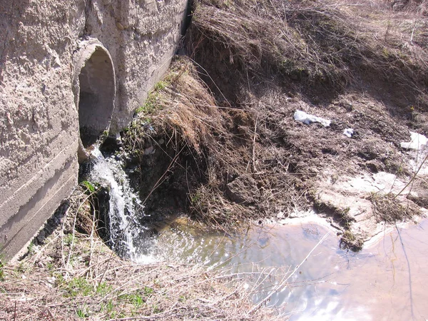 Proceswater stroomt van een grote betonnen riool overlaat — Stockfoto