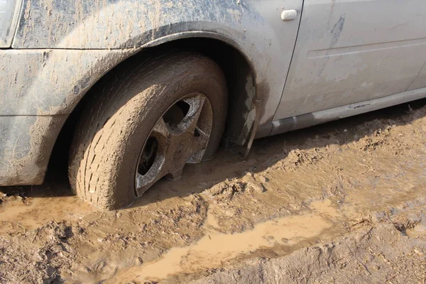 Car Wheel Stuck Mud Slips Puddle Road — Stock Photo, Image