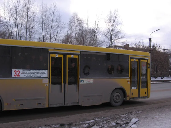 Rusya, Novosibirsk, Kasım 2012: Askeri okul öğrencilerini taşıyan otobüs kirli camdan dışarı bakıyor