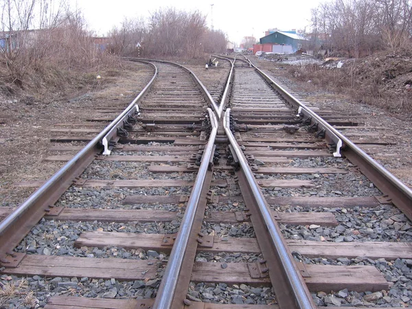 Velhas Trilhas Ferroviárias Abandonadas Divergem Maneiras Trem Elétrico Lixo — Fotografia de Stock