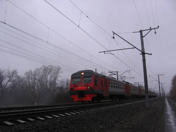 Rusland, Novosibirsk, 5 oktober 2014: een krachtige elektrische trein — Stockfoto