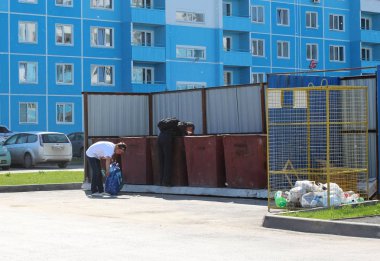 Rusya, Novosibirsk, 13 Haziran 2015: işsiz evsiz serseriler şehir çöplerini karıştırıyor antisosyal alkolikler