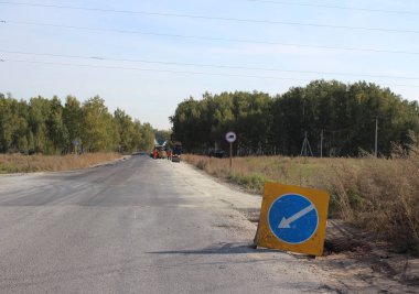 kırsal bir yolda yol işareti sapma kaplama tamiri