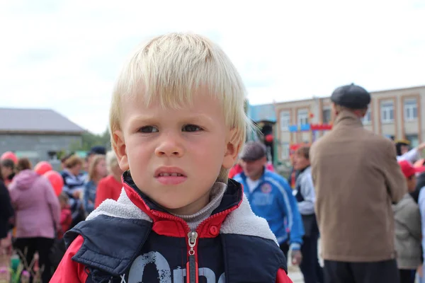Rosja Nowosybirsk Września 2015 Mały Wściekły Chłopiec Patrzy Nieprzyzwoicie Ulicę — Zdjęcie stockowe