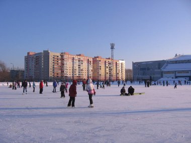 Rusya, Novosibirsk, 15 Ocak 2012: neşeli çocuklar kış mevsiminde buz üstünde buz pateni oynuyorlar.