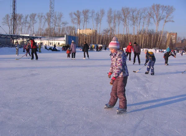 Россия Новосибирск Января 2012 Года Веселые Дети Бегают Зимнем Коньках — стоковое фото