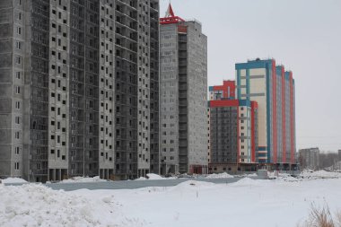 Rusya, Novosibirsk, 8 Şubat 2015: İnşaat alanındaki yüksek apartmanların inşaatı devam ediyor