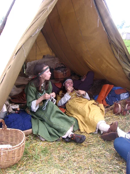 俄罗斯 Novosibirsk 2014年6月13日 两名穿着老式服装的女孩在节日帐篷里给中世纪居民做衣服 — 图库照片