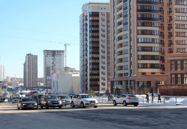 Rusia Novosibirsk Febrero 2015 Paisaje Urbano Con Coches Carretera Casas —  Fotos de Stock