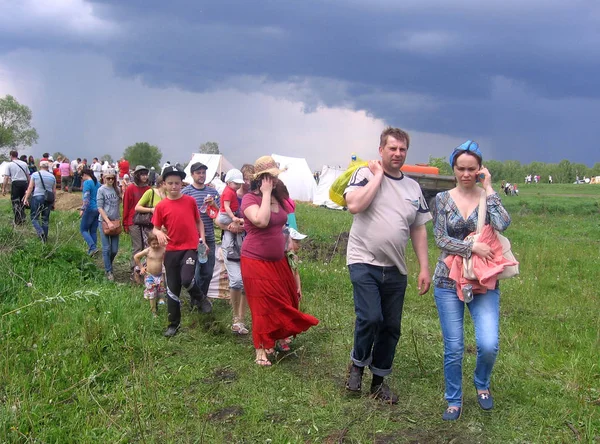 2014年6月13日 俄罗斯 Novosibirsk 男人和许多女人拥挤在路上散步 — 图库照片