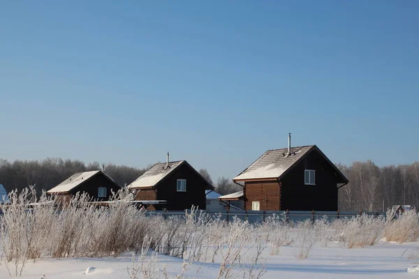 Köyde kışın düşük katlı evler kar dinlenme merkezi getirdi.