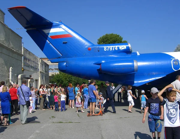 Rusia Novosibirsk 2005 Una Gran Multitud Visitantes Planta Aviación Del —  Fotos de Stock