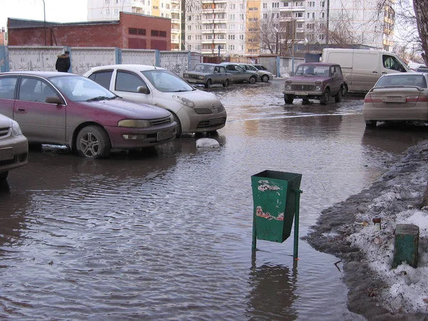 Россия, Новосибирск, 01.1980: улица залита талыми водами — стоковое фото