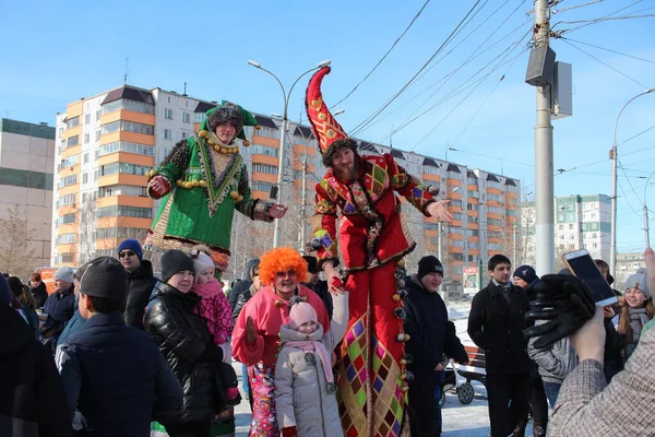 ロシア Novosibirsk 2019 市民通りの俳優のための休日に身を包んだ面白いピエロが通行人を楽しませます 子供と一緒に — ストック写真