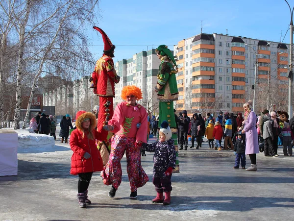 Rusko Novosibirsk 2019 Legrační Klauni Oblečení Dovolenou Pro Občany Pouliční — Stock fotografie
