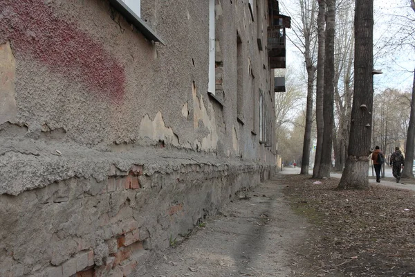 Russie Novossibirsk 2019 Passage Gris Sale Mur Une Vieille Maison — Photo