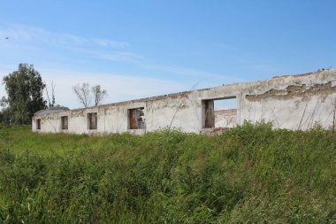 Yerleşim olmayan bir köyde, terk edilmiş binalar ve pencereler yıkıldı.