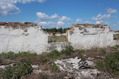 Yerleşim olmayan bir köyde, terk edilmiş binalar ve pencereler yıkıldı.