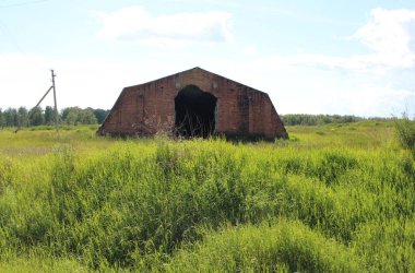 Çiftlik hangarının açılacağı terk edilmiş harabeler.