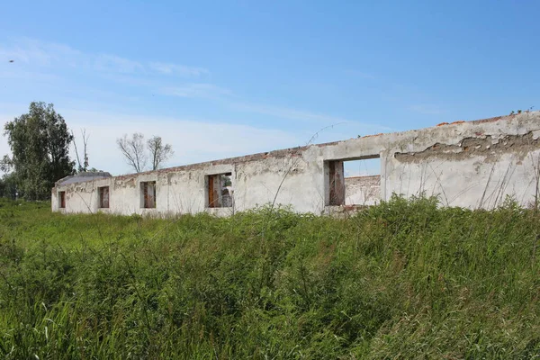 Zniszczone Ruiny Opuszczonych Budynków Oknami Niemieszkalnej Wiosce — Zdjęcie stockowe