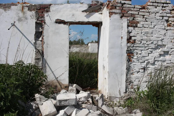 住宅以外の村で窓のある廃墟を破壊し — ストック写真