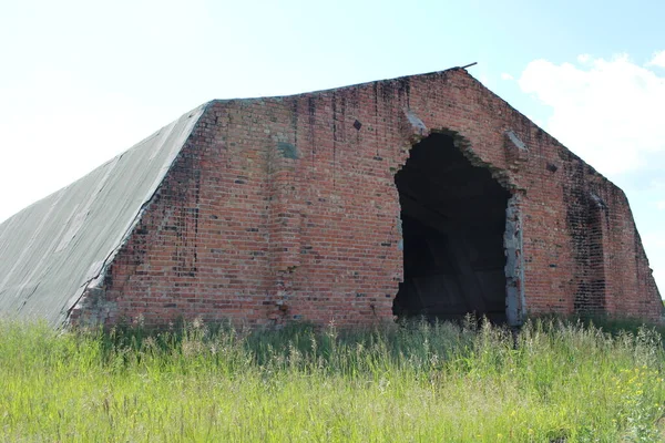 Ruinas Edificios Abandonados Destruidos Con Una Abertura Para Hangar Granja —  Fotos de Stock