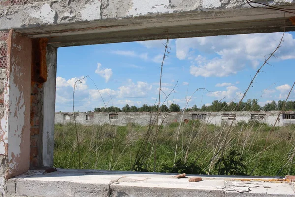 Distrutti Edifici Abbandonati Rovine Con Finestre Villaggio Non Residenziale — Foto Stock