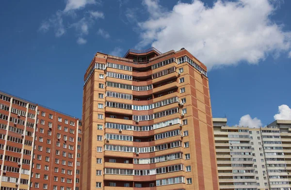 Rusya, Novosibirsk 12.06.2020: modern çok katlı tuğlalı evler şehrin ön cephesinde pencereler var