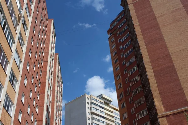 현대의 하늘에 윈도우와 도시에 — 스톡 사진
