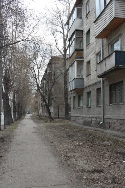 Tozlu Kirli Bir Şehirde Sonbaharda Çok Katlı Gri Bir Evin — Stok fotoğraf