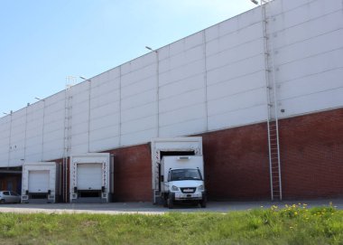 Rusya, Novosibirsk 15.05.2020: yük taşıyıcısının malları mağazadaki yükleme terminalinin yakınına park etmiş bir kamyon