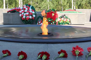 Tatil için yapılan savaşta zafer sembolü olarak anılan anıtta sonsuz alev.