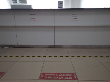 Rusya, Novosibirsk, 06.07.2020: Kısıtlayıcı işaretleri ve işaretleri olan boş servis ofisi koronavirüs salgınına mesafeyi koruyor