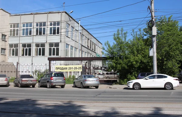 Ρωσία Novosibirsk 2020 Σταθμευμένα Αυτοκίνητα Κοντά Εγκαταλελειμμένο Κτίριο Προς Ενοικίαση — Φωτογραφία Αρχείου