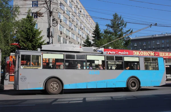 Rusya, Novosibirsk, 15.05.2020: maskeli yolcularla dolu tramvay toplu taşımayı durdurmak için