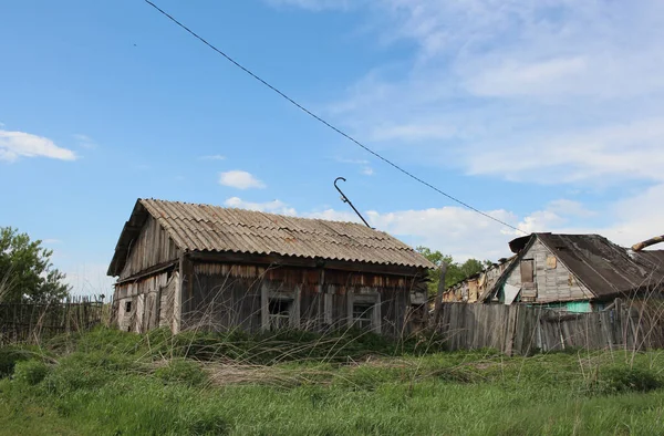 夏天村里废弃的旧木屋 — 图库照片