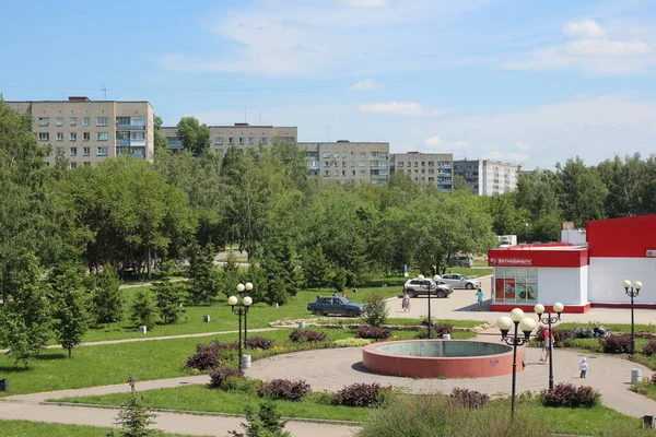 Rússia Novosibirsk 2015 Parque Urbano Moderno Para Recreação Com Caminhos — Fotografia de Stock