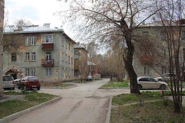 Ρωσία Novosibirsk 2020 Βρώμικη Απεριποίητη Αυλή Πρόσβαση Παλιά Σπίτια Σταθμευμένα — Φωτογραφία Αρχείου