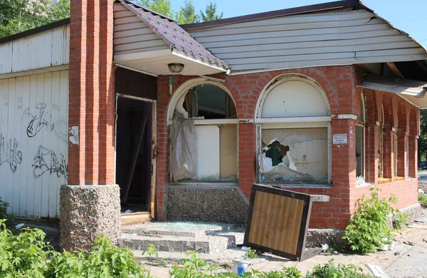 ロシア ノヴォシビルスク 2020 Windowsの壊れたドアの壊れたガラスで破壊された建物を放棄 — ストック写真