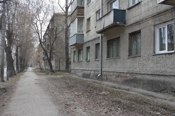 Patio Sucio Descuidado Con Camino Gris Cerca Edificios Apartamentos Polvorientos — Foto de Stock